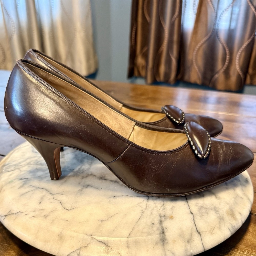VTG 1950s MCM Classic Brown Brooch Leather Pumps 2.5" Heels Women Sz 8 EU 39‎